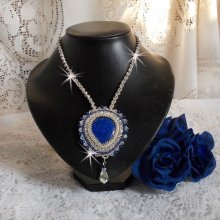 Collar Nilo Azul bordado con un cabujón de pera Lapislázuli y cristales Swarovski